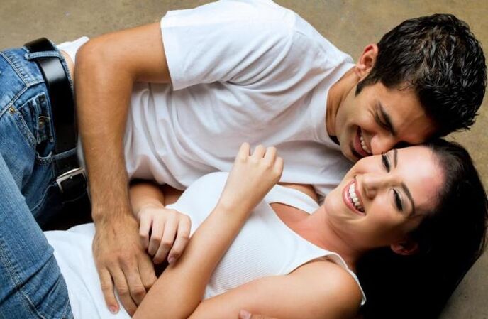 Ер адам қызға қол тигізу арқылы қобалжиды